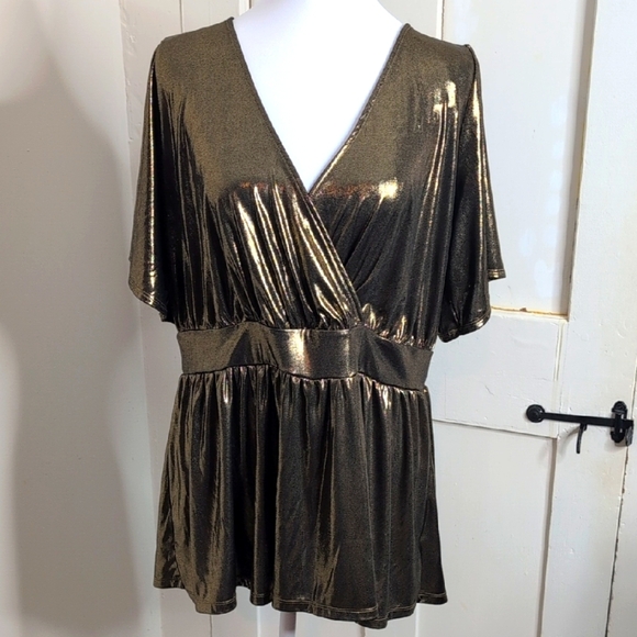 Torrid Size 1/1X/14/16 Metallic Gold V Neck Short Sleeve Blouse - Picture 1 of 8
